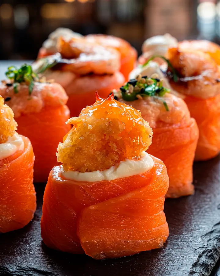 Rolinhos de salmão com crocante e geleia de pimenta