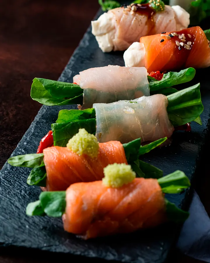 Seleção de rolinhos com wasabi fresco sobre ardósia